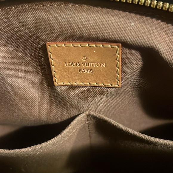 Louis Vuitton handbag. - Picture 3 of 6